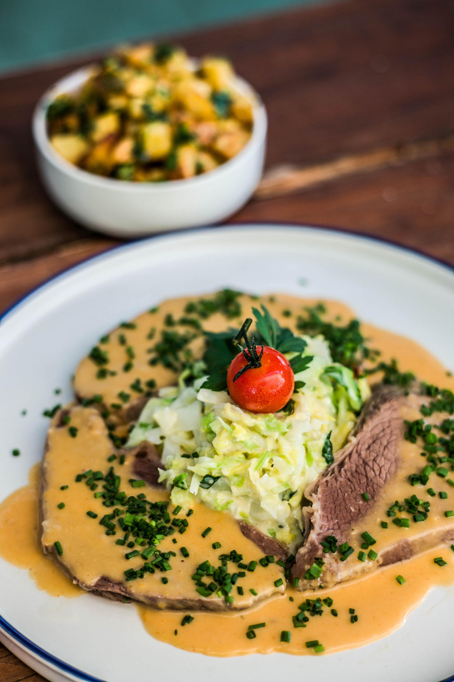 Herrlich Ehrlich | Hauptspeise | gekochter Tafelspitz mit Harissa-Meerrettich-Soße, Rahm-Wirsing und Batata Harra